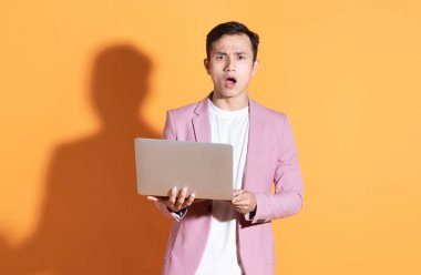 Arka planda poz veren Asyalı genç bir adamın portresi