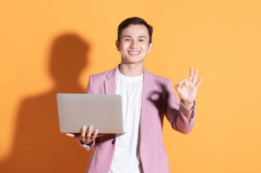 Arka planda poz veren Asyalı genç bir adamın portresi