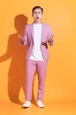 Arka planda poz veren Asyalı genç bir adamın portresi