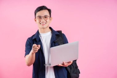 Pembe arka planda genç Asyalı üniversite öğrencisinin görüntüsü