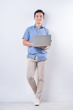 Beyaz arka planda genç Asyalı adamın tam boy görüntüsü