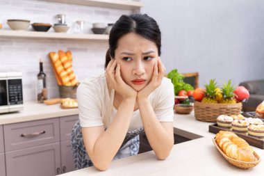 Genç Asyalı kadın ev işinden bıktı.