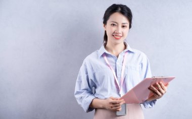 Arka planda genç Asyalı çalışanın görüntüsü