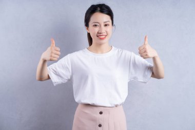 Arka planda poz veren genç Asyalı kadın görüntüsü