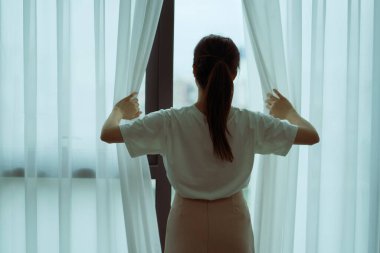 Asyalı genç bir kadının görüntüsü sabah belli olur.