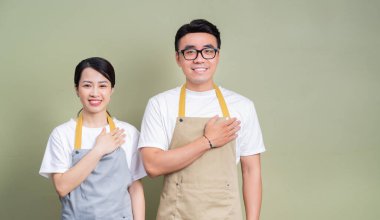 Arka planda iki Asyalı personel fotoğrafı