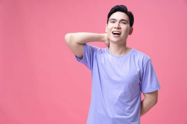 Arka planda Asyalı genç bir adamın portresi