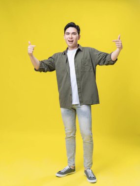 Arka planda duran Asyalı genç iş adamının tam boy görüntüsü