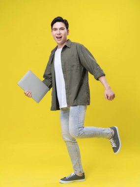 Arka planda duran Asyalı genç iş adamının tam boy görüntüsü