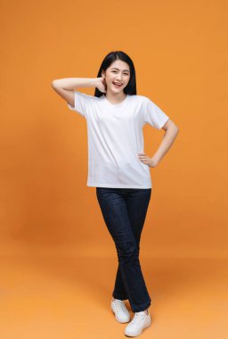 Arka planda genç Asyalı kızın tam boy görüntüsü