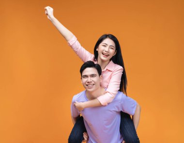 Arka planda genç Asyalı çift