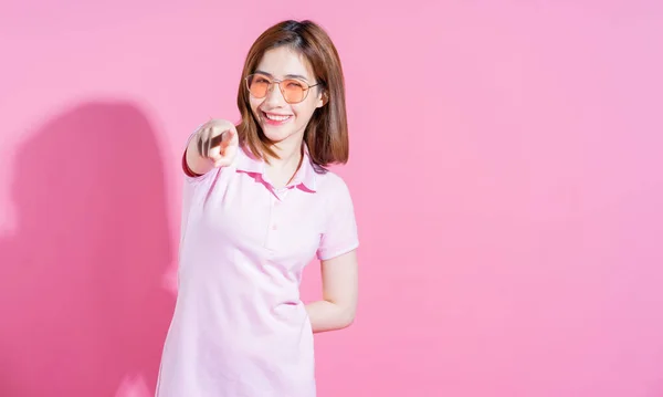 분홍색 배경으로 포즈를 아시아 소녀의 — 스톡 사진