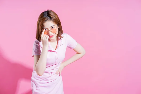 분홍색 배경으로 포즈를 아시아 소녀의 — 스톡 사진
