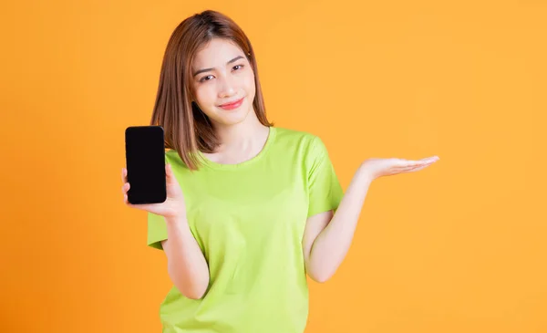 배경에 스마트폰을 사용하는 아시아인 소녀의 — 스톡 사진