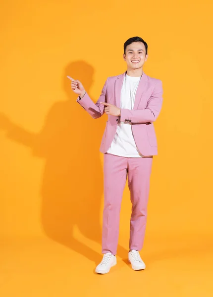 Plná Délka Obraz Mladého Asijského Muže Stojící Oranžovém Pozadí — Stock fotografie