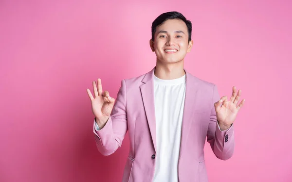 Portrét Mladého Asijského Muže Růžovém Obleku Pózuje Pozadí — Stock fotografie