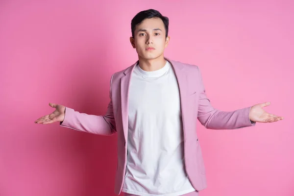 Portret Van Jonge Aziatische Man Roze Pak Poseren Achtergrond — Stockfoto