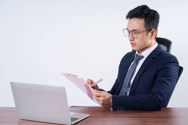 Obraz Młodego Azjatyckiego Biznesmena Tle — Zdjęcie stockowe