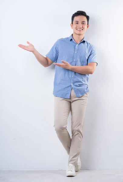 Bild Des Jungen Asiatischen Mannes Auf Weißem Hintergrund Voller Länge — Stockfoto