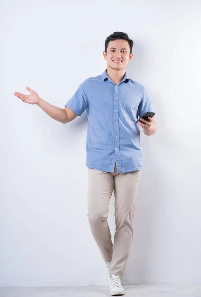 Bild Des Jungen Asiatischen Mannes Auf Weißem Hintergrund Voller Länge — Stockfoto