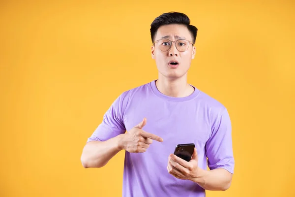 Obrázek Mladého Asijského Muže Pomocí Smartphone Pozadí — Stock fotografie