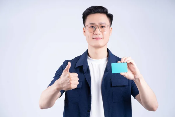 Obrázek Mladého Asijského Muže Držícího Bankovní Kartu Bílém Pozadí — Stock fotografie
