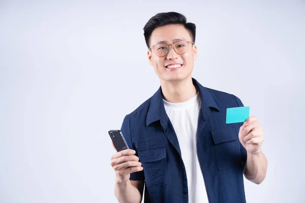 Obrázek Mladého Asijského Muže Držícího Bankovní Kartu Bílém Pozadí — Stock fotografie