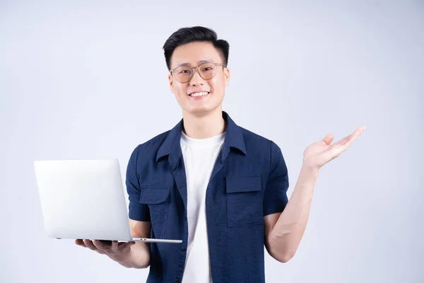 Ung Asiatisk Man Med Bärbar Dator Vit Bakgrund — Stockfoto