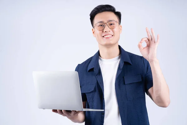 Ung Asiatisk Man Med Bärbar Dator Vit Bakgrund — Stockfoto