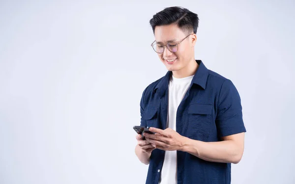 Giovane Asiatico Uomo Utilizzando Smartphone Sfondo — Foto Stock