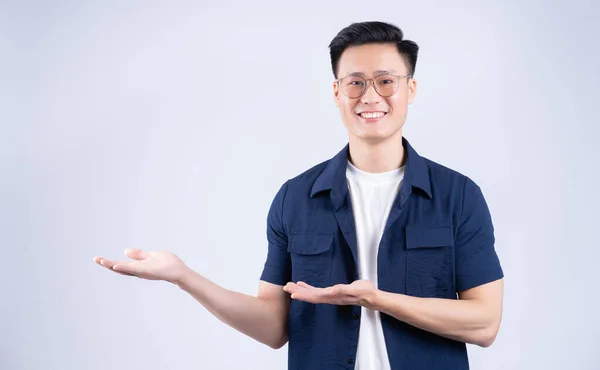 Bild Ung Asiatisk Man Poserar Vit Bakgrund — Stockfoto