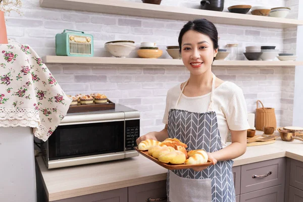 Junge Asiatin Bereitet Sich Auf Kochen Der Küche Vor — Stockfoto