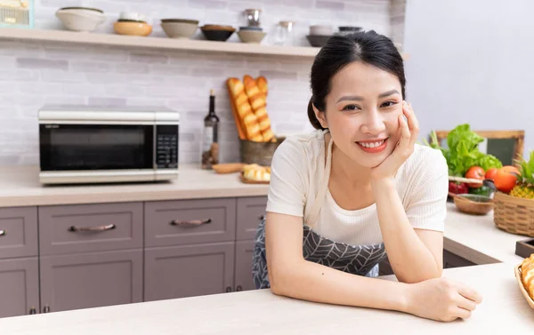 Junge Asiatin Bereitet Sich Auf Kochen Der Küche Vor — Stockfoto