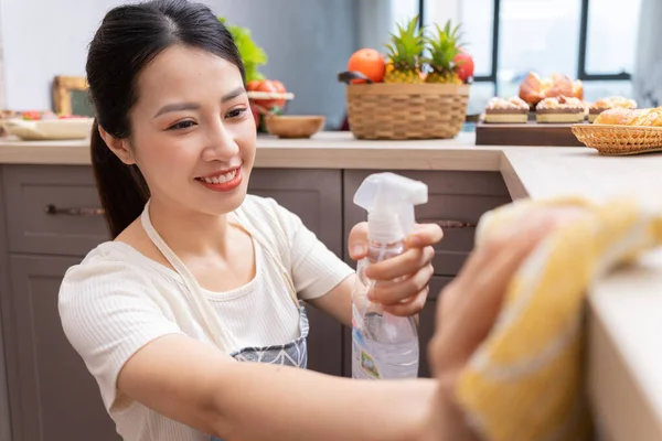 Jong Aziatisch Vrouw Schoonmaken Van Keuken Koken — Stockfoto