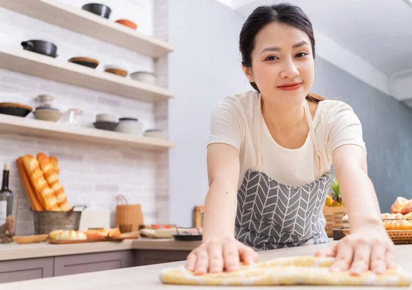 Junge Asiatin Putzt Nach Dem Kochen Die Küche — Stockfoto
