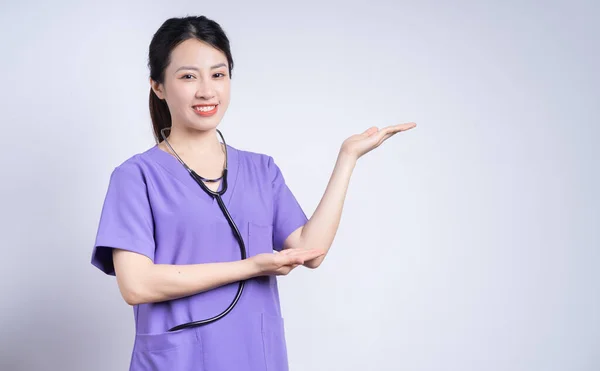 Retrato Joven Enfermera Asiática Sobre Fondo Blanco — Foto de Stock