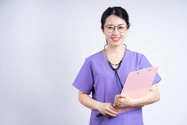 Porträt Der Jungen Asiatischen Krankenschwester Auf Weißem Hintergrund — Stockfoto
