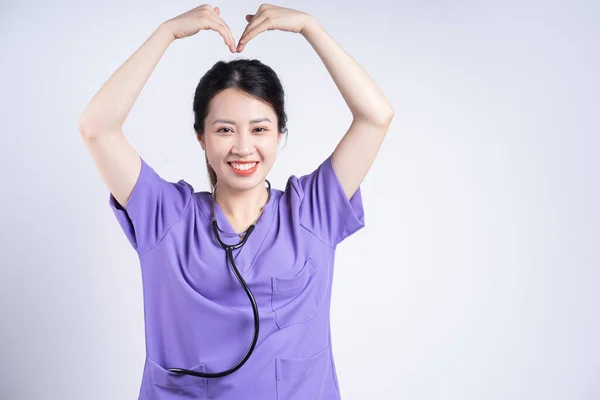 Retrato Jovem Enfermeira Asiática Fundo Branco — Fotografia de Stock