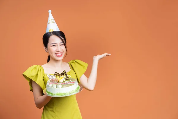 Giovane Donna Asiatica Che Tiene Torta Compleanno — Foto Stock