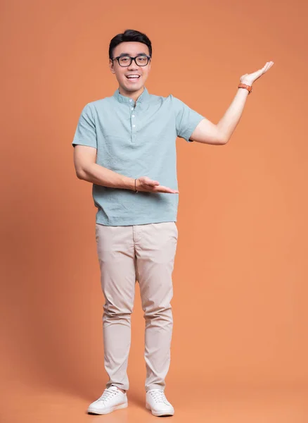 Plná Délka Image Mladého Asijského Muže Stojící Backgound — Stock fotografie