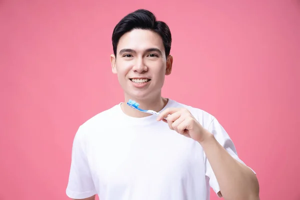 Junger Asiate Mit Zahnbürste Hintergrund — Stockfoto