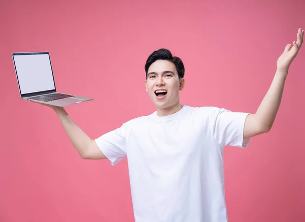 Fiatal Ázsiai Férfi Gazdaság Laptop Háttérben — Stock Fotó