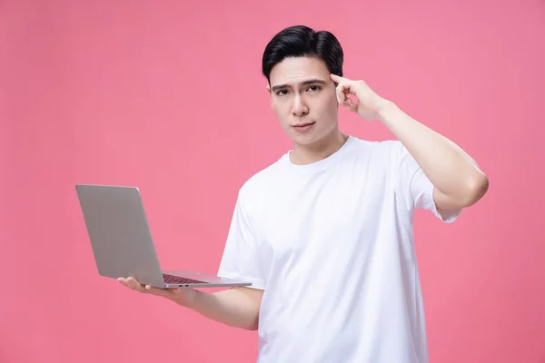Ung Asiatisk Man Som Håller Bärbar Dator Bakgrunden — Stockfoto