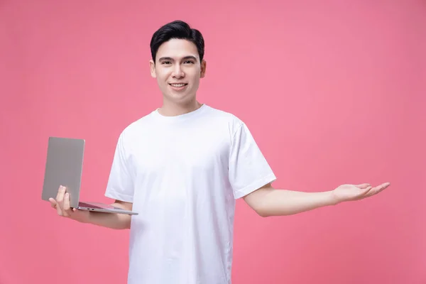 Giovane Asiatico Uomo Holding Laptop Sfondo — Foto Stock