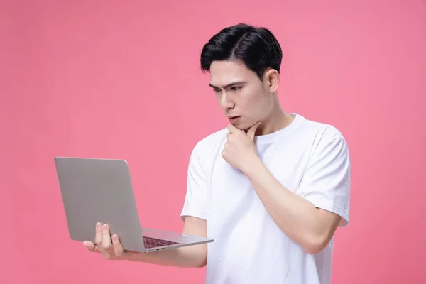 Młody Azji Człowiek Gospodarstwa Laptop Tle — Zdjęcie stockowe