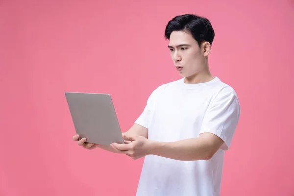Młody Azji Człowiek Gospodarstwa Laptop Tle — Zdjęcie stockowe