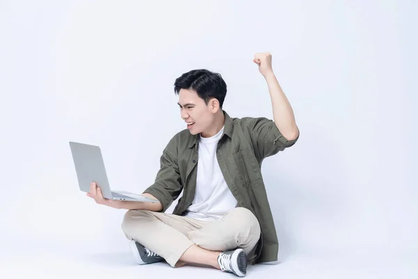 Młody Azji Biznes Człowiek Siedzi Pomocą Laptop Tle — Zdjęcie stockowe