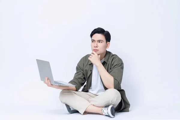 Молодий Бізнесмен Азії Сидить Користується Ноутбуком Задньому Плані — стокове фото