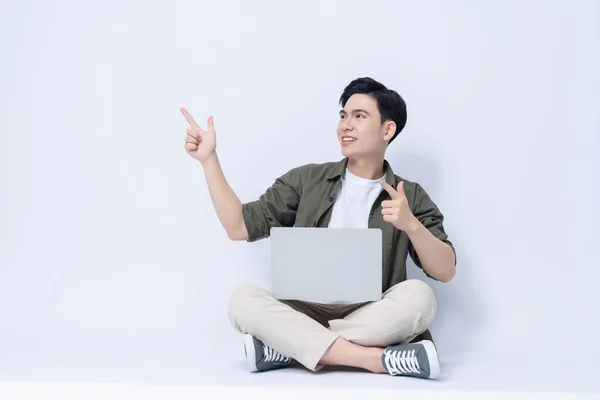 Молодой Азиатский Бизнесмен Сидит Использует Ноутбук Заднем Плане — стоковое фото