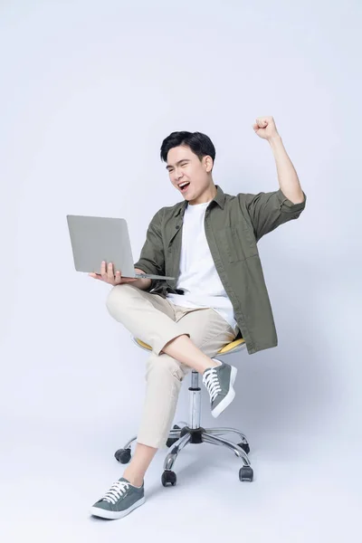 Młody Azji Biznes Człowiek Siedzi Krzesło Pomocą Laptopa Tle — Zdjęcie stockowe